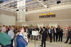 Menderes’in dünyanın en hızlı dijital baskı makinesi görücüye çıktı